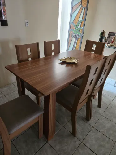 Mesa madeira com 6 cadeiras estofadas