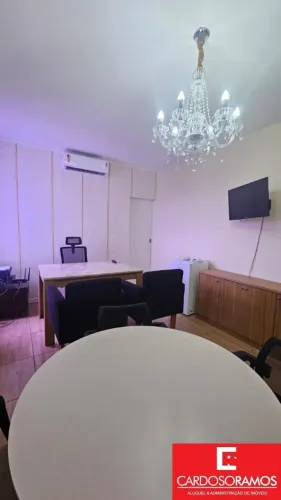 Sala decorada e mobiliada com 25m², banheiro, subdividida em dois ambientes sendo, uma sal