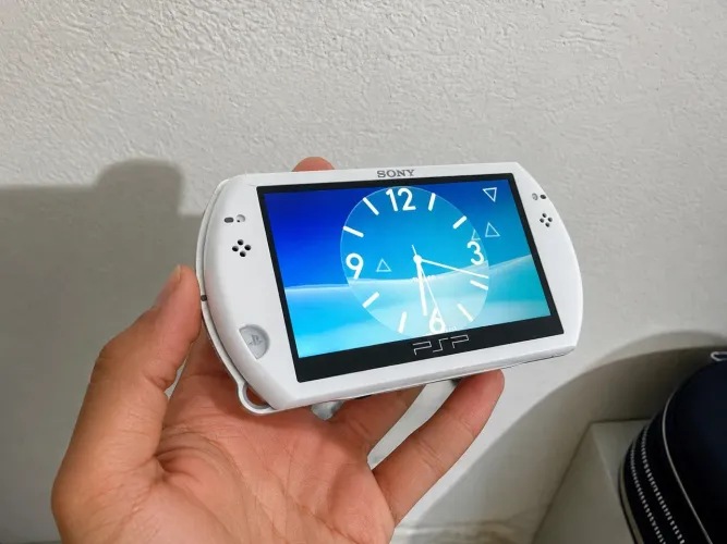 PSP Go Branco completo, com caixa e acessórios! Raro e em ótimo estado.