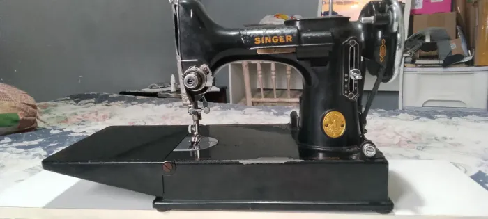 IBRECHÓ - MÁQUINA DE COSTURA SINGER 221 FEATHERWEIGHT - ANO 1956 - FABRICAÇÃO NACIONAL