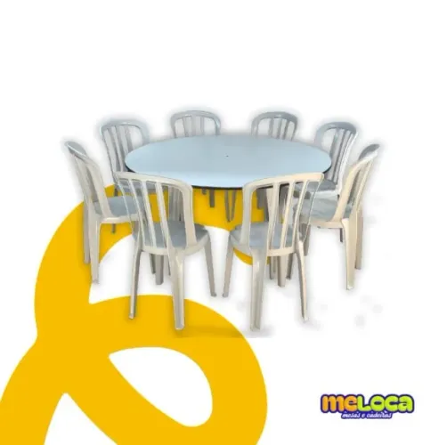 Mesa com tampo redondo de madeira com cadeira de plástico para locação