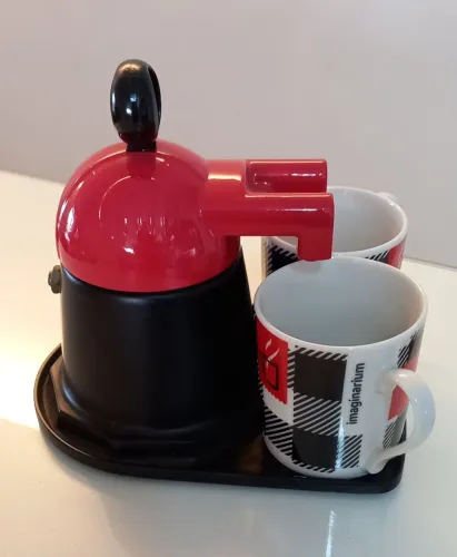 Cafeteira Expresso Maker para dois deliciosos cafés. Prática e muito linda. Excelente.