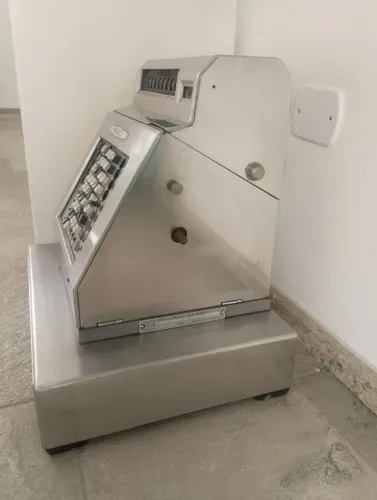 Registradora antiga, otimo estado