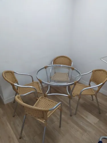 Mesa redonda com tampa de vidro com 4 cadeiras