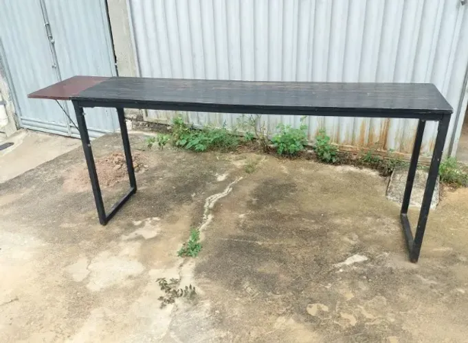 Balcao na cor preta medida 2,20 comp x ,30 larg. x ,80 de altura, base de aço tampo madeir