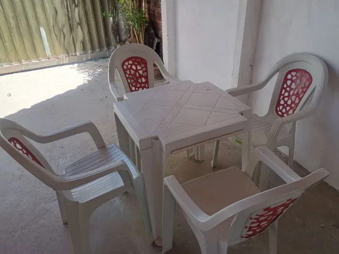 Conjunto de mesa e cadeiras