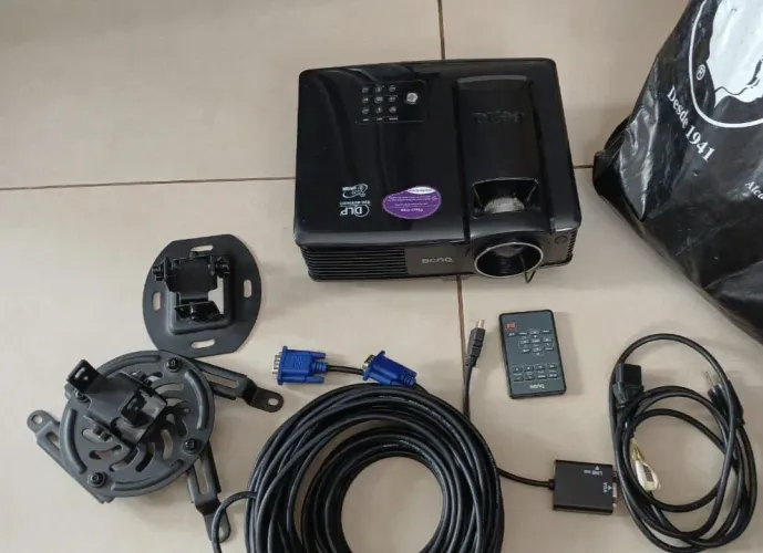 Data show BenQ, usado conservado, completo cabo HDMI, controle, suporte para parede