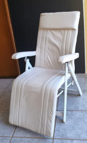 Cadeira Portátil Reclinável Estofada Branca (5 Posições)