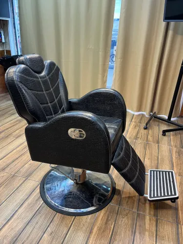 Cadeira e bancada com espelho para barbearia ou salão