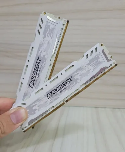 Kit 2x8GB Memória RAM DDR4 Crucial Ballistix Sport LT 2400MHz