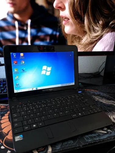 NETBOOK / DUAL CORE - 2GB DDR3 - HD 160GB / FORMATADO!