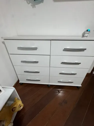 Cômoda de MDF branca com 8 gavetas