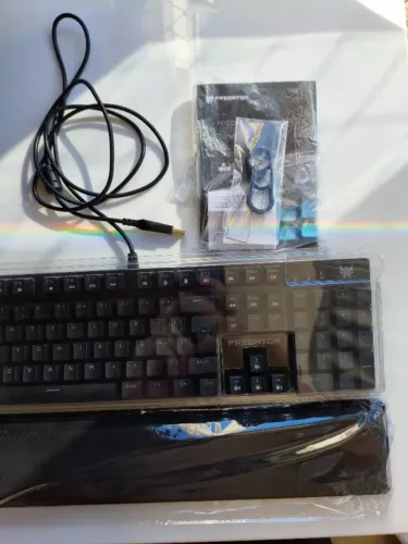 Teclado Gamer Mecânico Predator Pkw200 + Apoio de Pulso HyperX