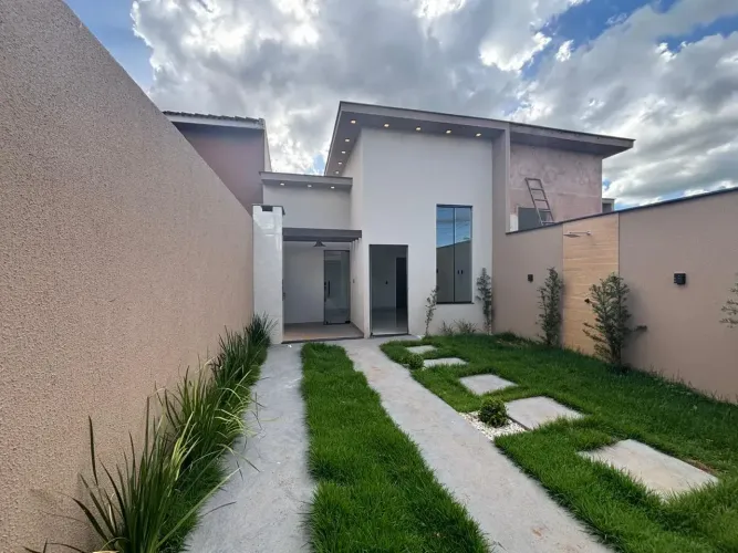 Casa à venda em Rio Verde com espaço aconchegante, churrasqueira, 3 quartos e ótima locali