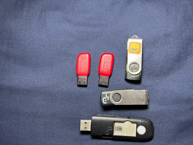 Kit de pendrives e um modem
