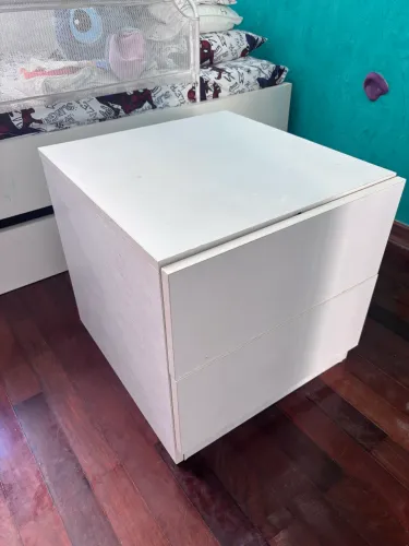 Móvel com 2 gavetas e trava