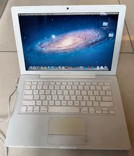 MacBook White 2.4 GHZ INTEL CORE 2 DUO