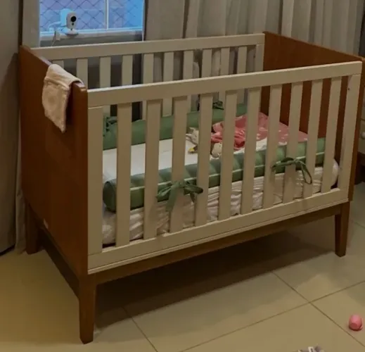Berço vira cama + colchão + mosquiteiro 