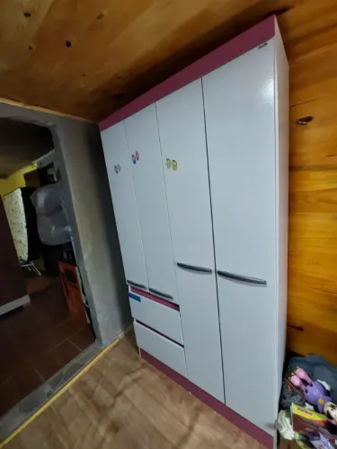 Vendo roupeiro 4 portas. Aceito cartão