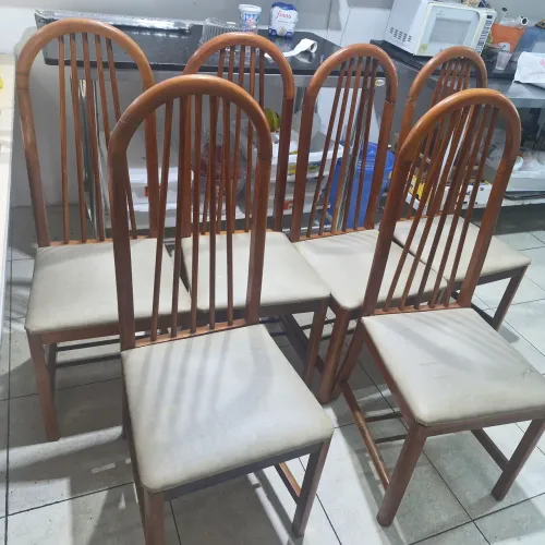 Vendo 6 cadeiras pra mesa de jantar em madeira mogno.
