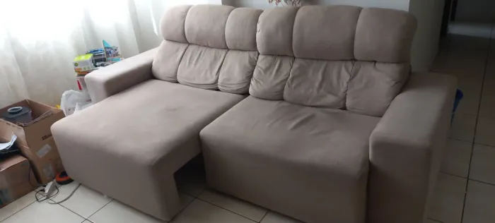 Sofá retrátil, sem nenhum rasgo.