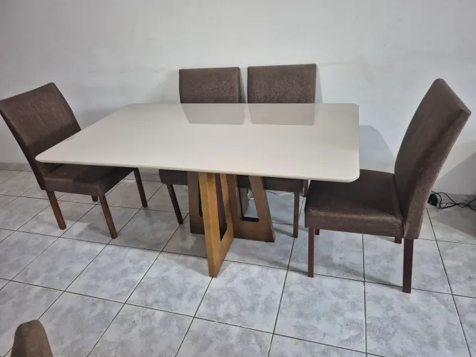 Mesa de Jantar 6 lugares com tampo de vidro. Cadeiras estofadas