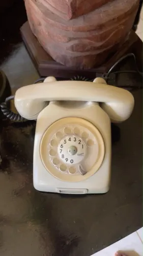 Lindo telefone de mesa antigo