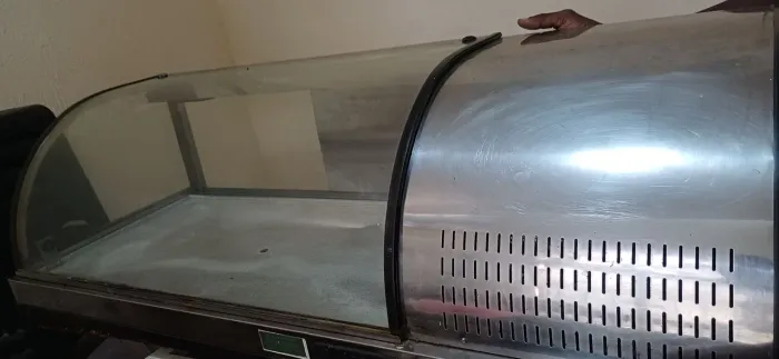Vitrina refrigerada de bancada para bolos e doces