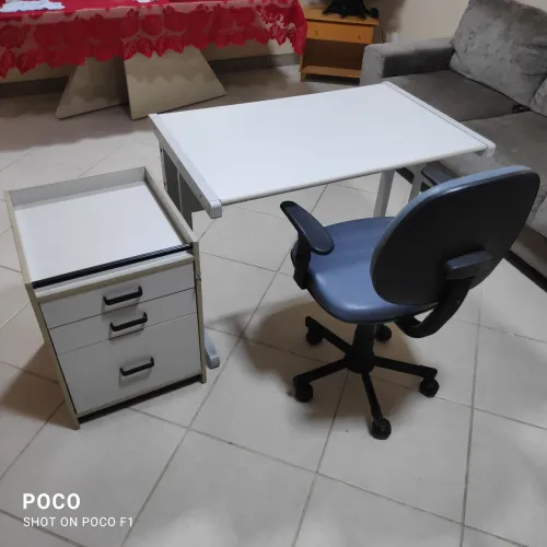 Mesa de escritório com cadeira e gaveteiro 