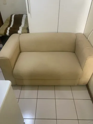 Sofá em tecido de 2 lugares. Estrutura robusta e resistente.
