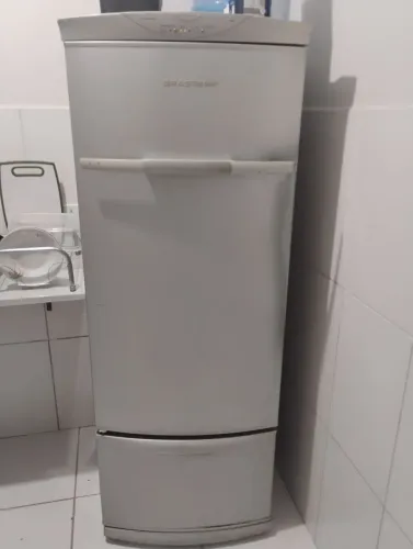 Vende se refrigerador é só refrigerador não congela alimentos 