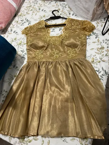 Vestido de festa dourado curto