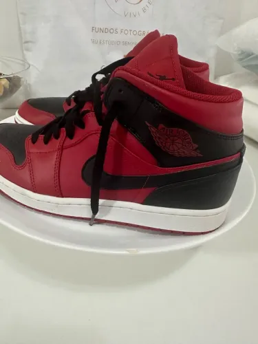 Air Jordan mid vermelho e preto