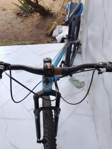 Bicicleta aro 29  está com pouco de ferrugem no guidom,e cabo de freio quebrado 