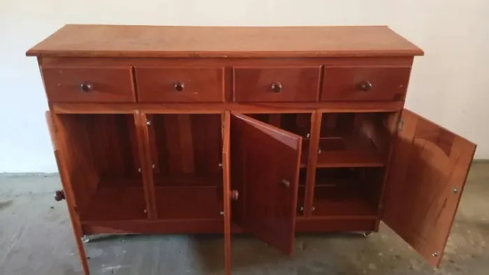 **CÔMODA DE MADEIRA DE VERDADE - NÃO É MDF! 4 GAVETAS E 4 PORTAS - R$ 800** Vendo cômoda