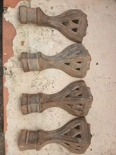 Quatro pes de fogão a lenha antigos em ferro fundido 