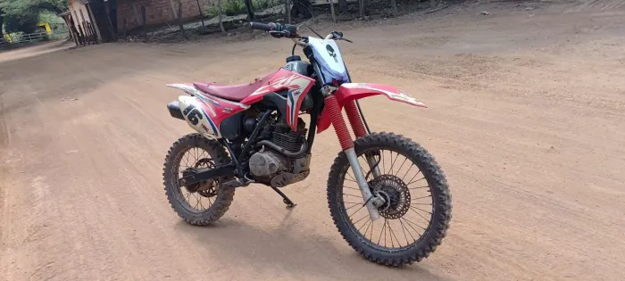 XR 200 COM ROUPA DE CRF