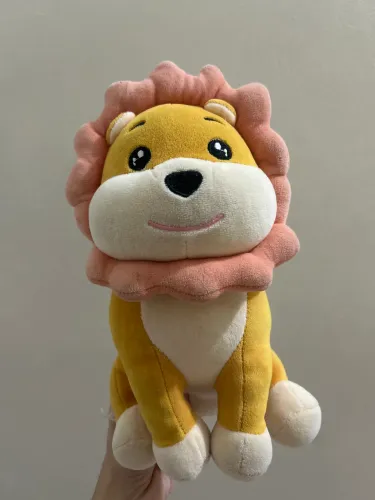 leão de pelúcia com juba rosa