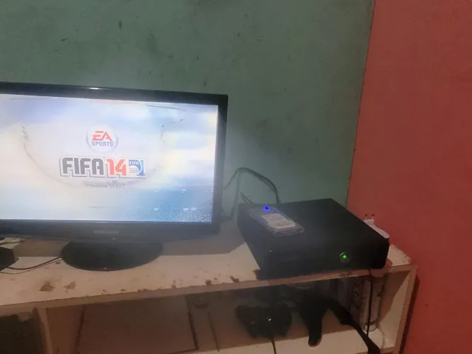VENDO XBOX 360 COM HD E kit Kinect/ R$800,00