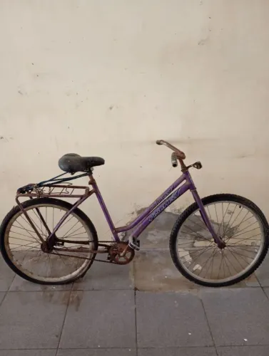 Bicicleta simples com freio no pedal.