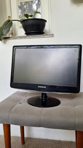 Monitor Samsung SyncMaster B1930N 18,5" + Conversor HDMI para VGA