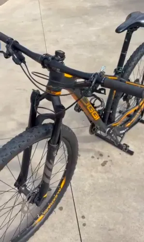 Bicicleta Oggi 7.3 Grupo e Freio Shimano Suspensão Manitou - Seminova