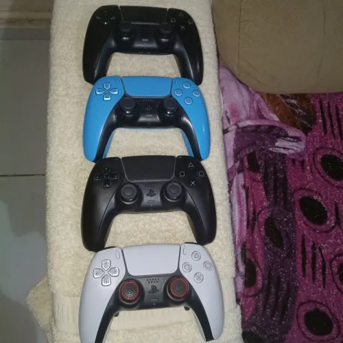 Controles PS5 300 reais cada