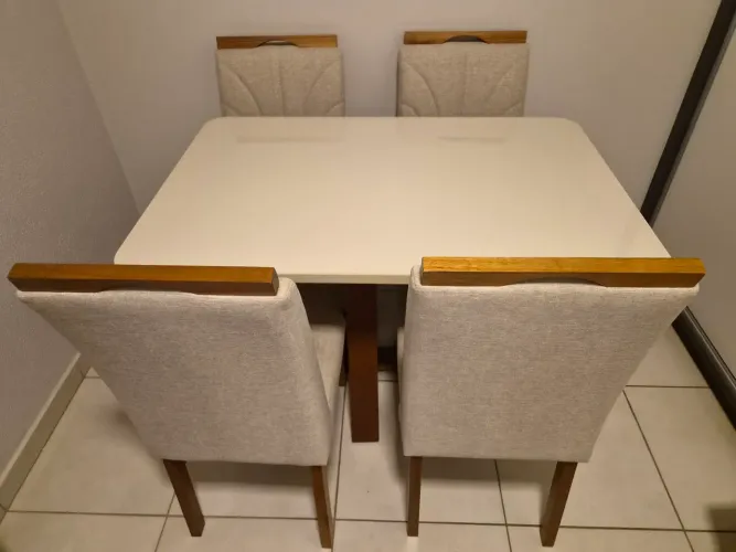 Mesa com 4 cadeiras