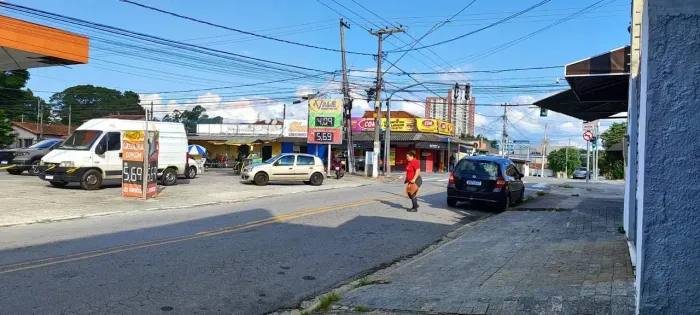 Excelente ponto comercial com salão, cozinha e banheiro na Av Cesar Costa na Vila Aparecid