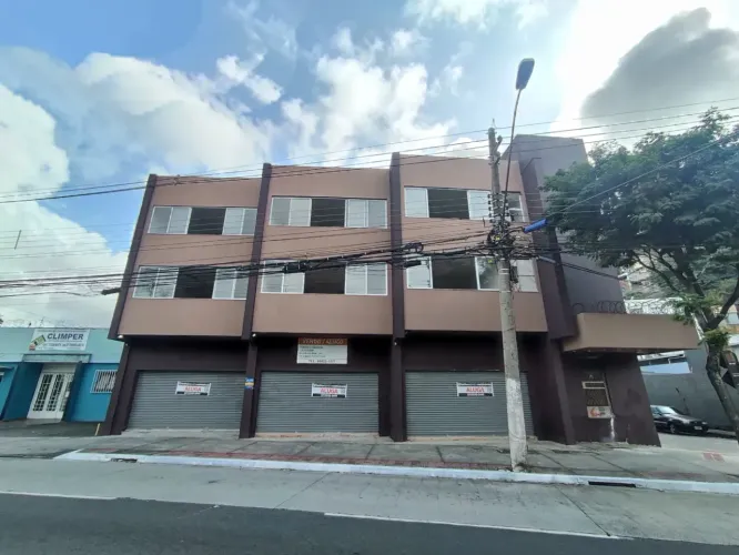 Prédio com 3 pavimentos, lojas e salas na Avenida Vitória