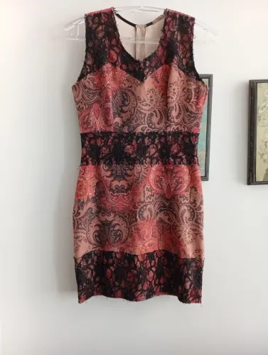 Vestido estampado, cor vermelha, com acabamento em renda preta, tamanhov38.