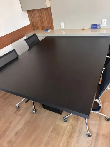 Vende -se mesa de madeira preta - Excelente condição
