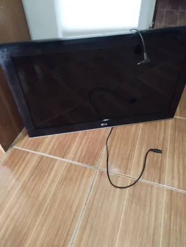 vendo essa tv 32 polegadas não é smart funciona perfeitamente 