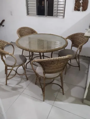 Mesa com tampo de vidro 